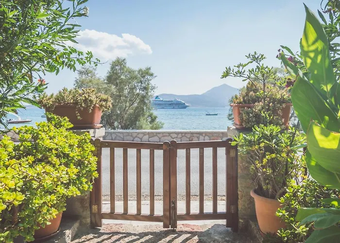 Kourita Garden Apartment With Sea View Near To The Port Of Milos